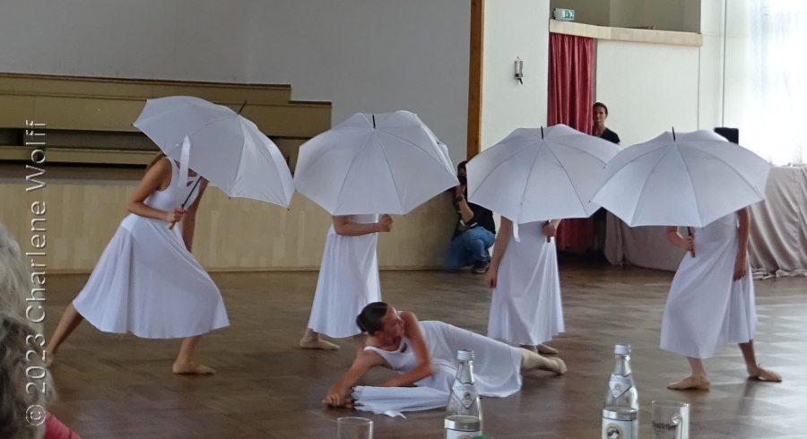 Tanz mit Regenschirmen